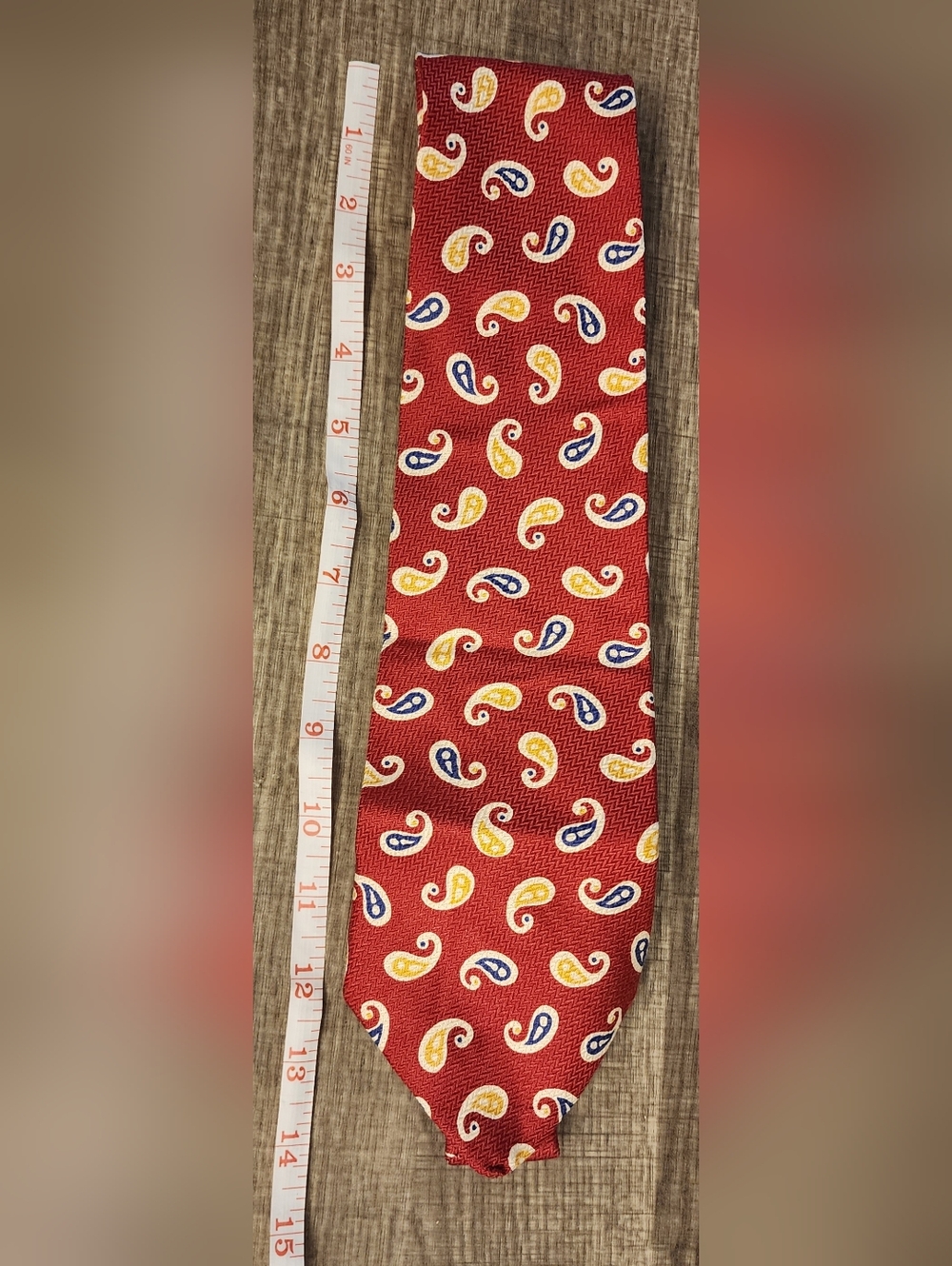 Tommy Hilfigure  Red Paisley Men's Tie - Elegant Patterned Neckwear